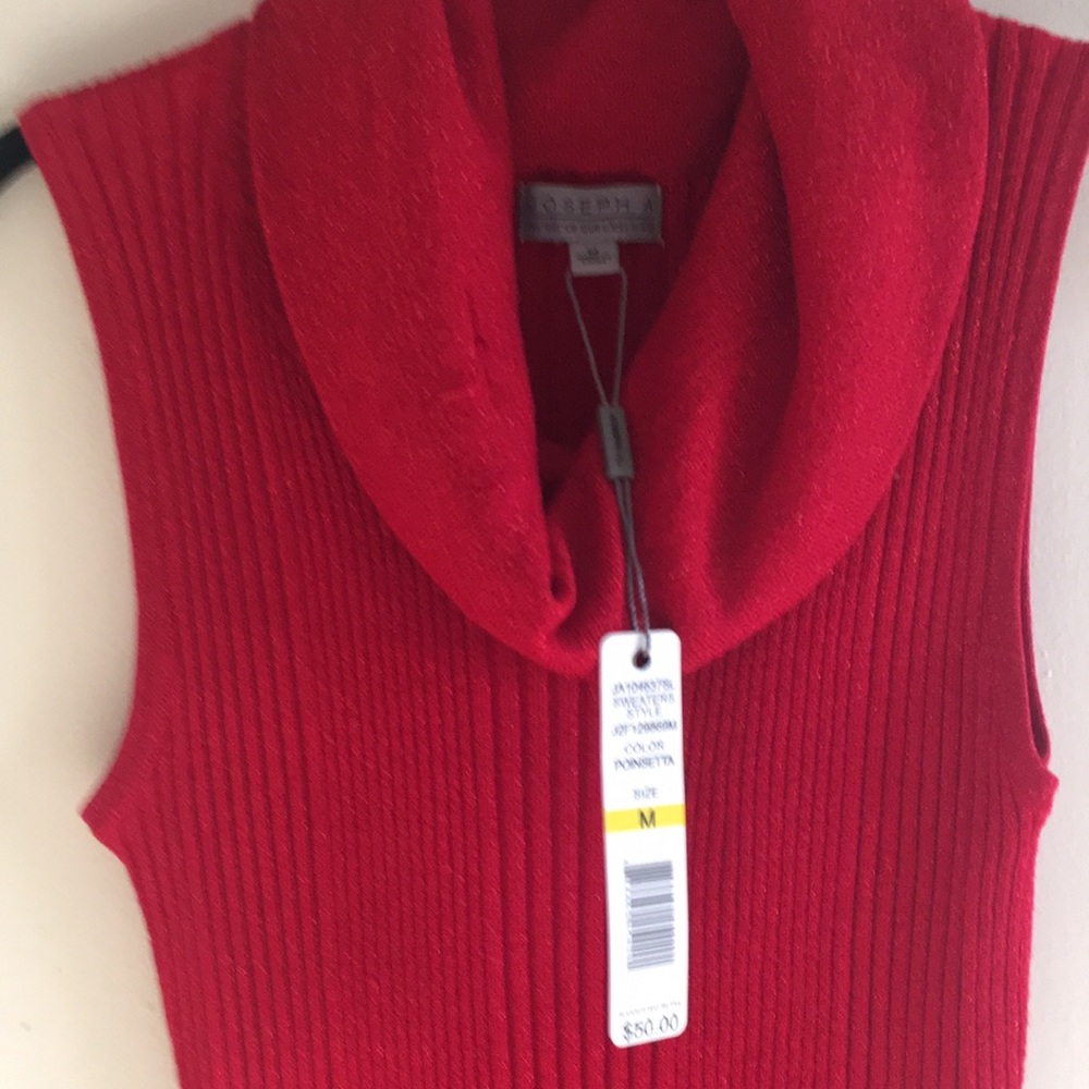 RED SLEEVELESS COWL NECK SWEATER M